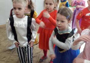 Przebrane dzieci tańczą przy piosence